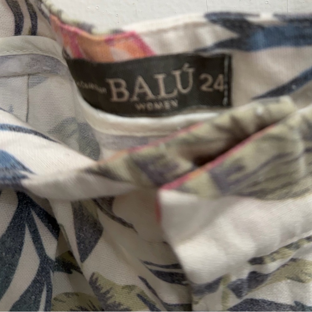 🧡 5 for $25! Balu High-Waist Tropical Pleated Shorts in Cream Floral - Picture 4 of 6